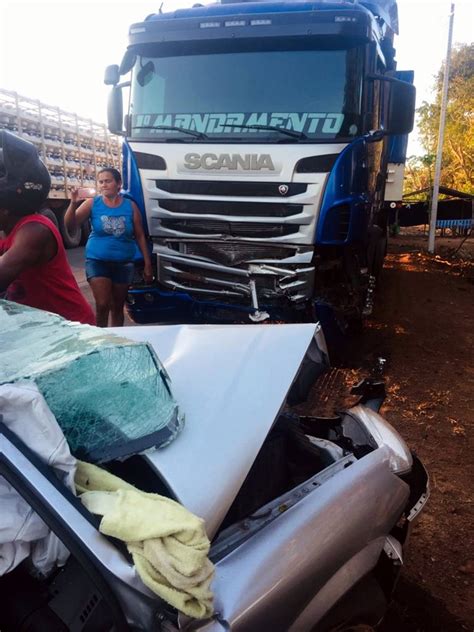 Carreta bate de frente em automóvel deixa uma pessoa morta e duas