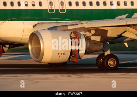 Nahaufnahme eines CFM56 Turbofan Jet Engine auf der Tragfläche eines