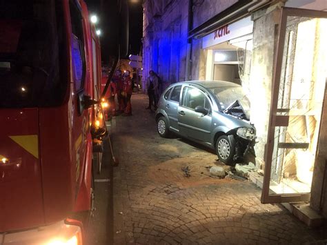 Cognac une conductrice perd le contrôle et sencastre dans le mur de