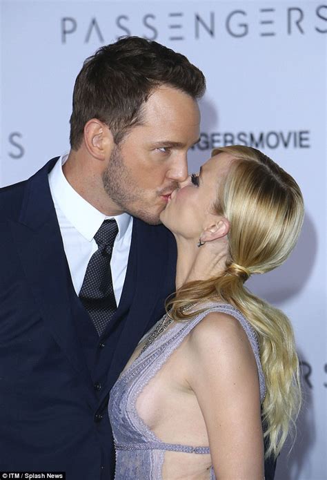 Chris Pratt And Anna Faris Kiss And Gaze Into Each Other S Eyes At La Premiere Of Passengers