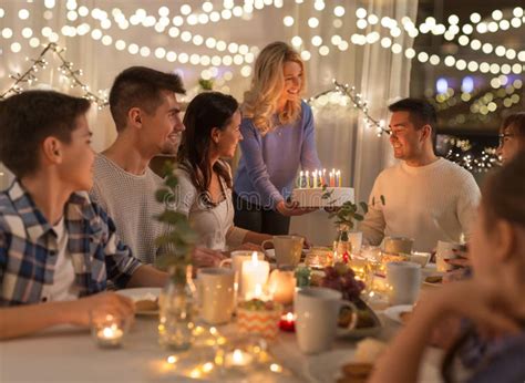 Familia Feliz Que Tiene Fiesta De Cumplea Os En Casa Imagen De Archivo