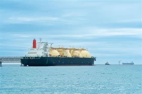 Navio transportador de gás natural liquefeito durante o carregamento em