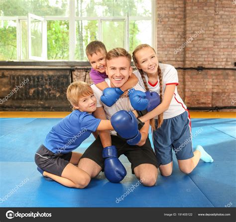 Niños Pequeños Guantes Boxeo Con Entrenador Interiores Fotografía De Stock © Belchonock