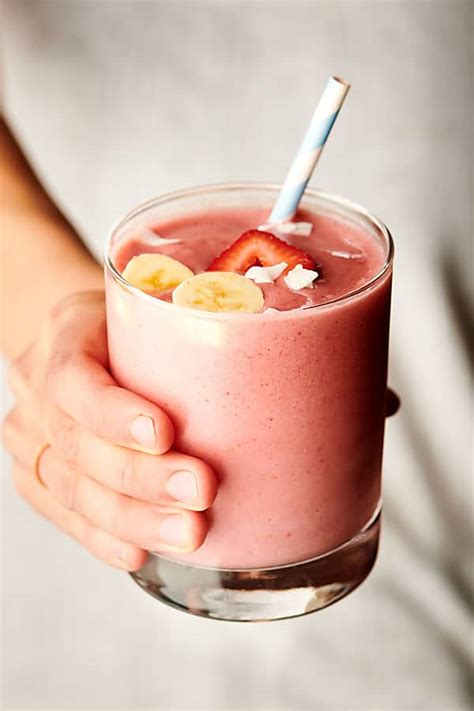 Strawberry Banana Smoothie - 5 Minutes and 4 Ingredients!