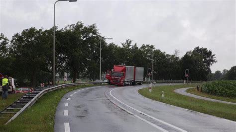 Vrachtwagens Botsen Op N35 Bij Mariënheem Verkeer Omgeleid Via