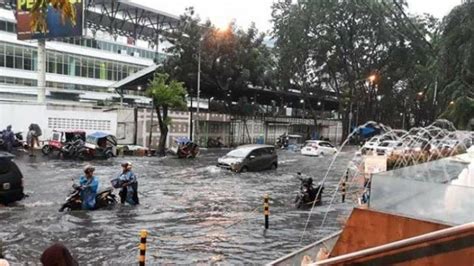 Hujan Deras Guyur Kota Medan Jalan Jawa Terendam Banjir Kanal Sumatera