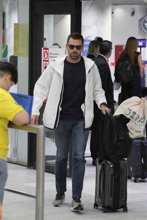 Novo Casal Rafa Kalimann Troca Beijos Novo Namorado Em Aeroporto