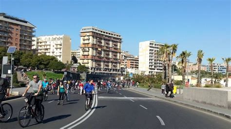 Il Lungomare Di Catania Sar Pedonale Nelle Ore Serali