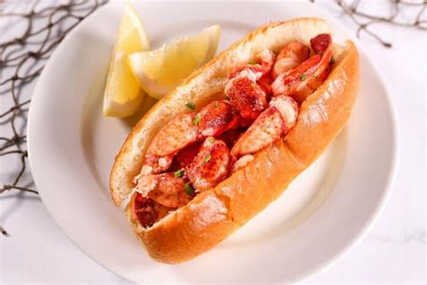 Connecticut Style Lobster Roll Lavyon