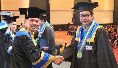 Itb Stikom Bali Wisuda Ratusan Mahasiswa Rektor Dr Dadang Hermawan