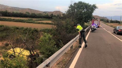 Muere Un Hombre Y Una Mujer Al Salirse De La Vía Su Coche Y Caer Por Un