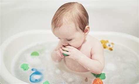 Pourquoi retarder le premier bain de bébé Mont Roucous