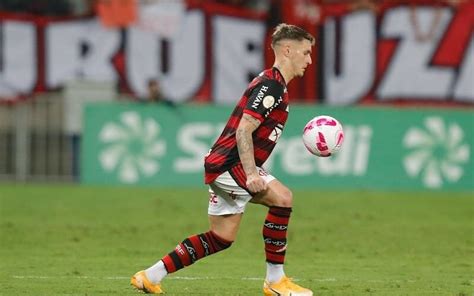 Flamengo Varela Sofre Fratura No Nariz Ap S Agress O De Gerson Lance