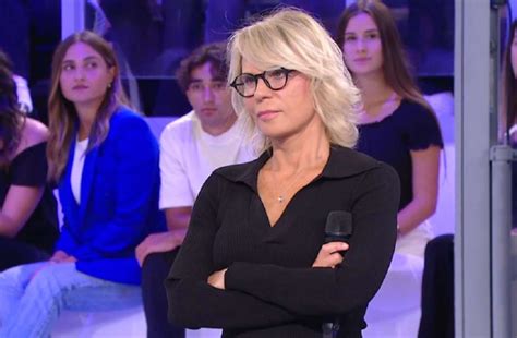 Devo Lasciare Amici Un Dolore Grande Maria De Filippi Riceve La