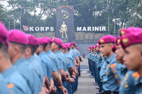 Danyonif Marinir Pimpin Upacara Penaikan Bendera Hari Senin