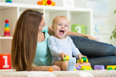 Lycklig Moder Som Ser Och Kramar Hennes Dotter Som Som Dricker Citru