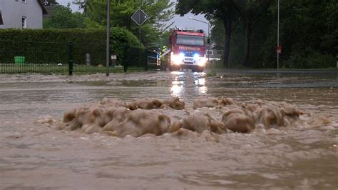 Wetter Gewitter Und Starkregen Am Montag überflutete Straßen