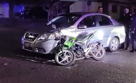 Motociclista choca con auto que le cerró el paso en Los Mochis