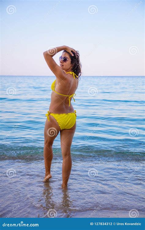 Mujer En Bikini Amarillo En La Playa Foto De Archivo Imagen De Arena