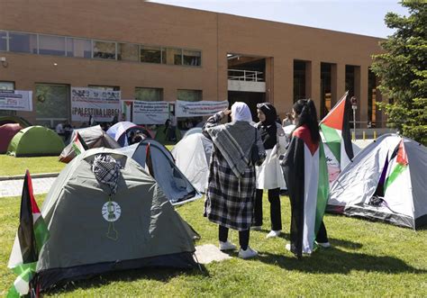 Dos Centenares De Estudiantes Acampan En La Complutense Y Se Suman A La