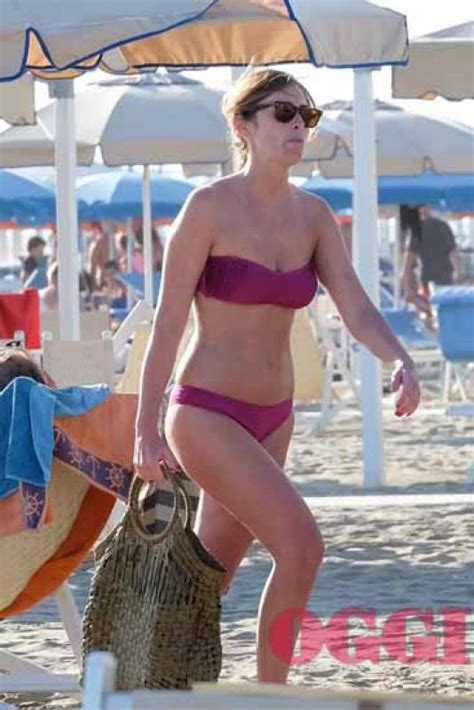 Maria Elena Boschi Bikini Rosa In Spiaggia A Marina Di Pietrasanta