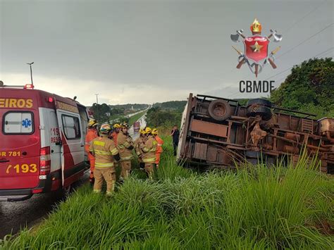 Vídeo Caminhão tomba na BR 020 após motorista perder controle da