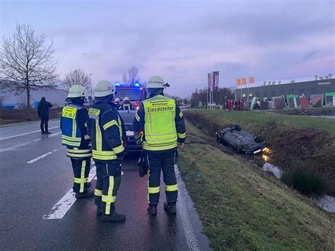 PKW Im Graben Mit Wasser Freiwillige Feuerwehr Dinklage