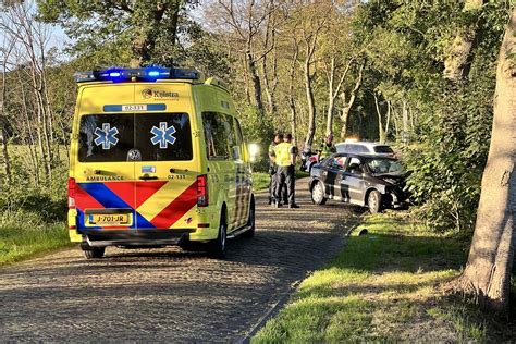 Automobilist 20 Gewond Na Botsing Tegen Boom Bij Burgum