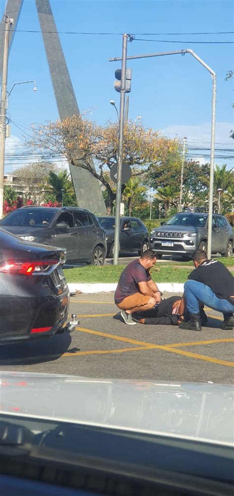 Motorista derruba motociclista ao forçar passagem em cruzamento de