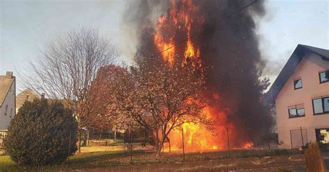 Meterhohe Flammen In Kell Am See Auto Und Gartenhaus Brennen