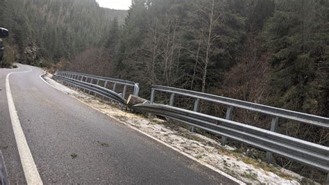 FOTO VIDEO ȘTIREA TA Drumul Transalpina BLOCAT de un copac căzut pe