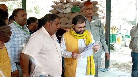 Up Minister Scolded Officers While Inspectiong Paddy Purchase Center In