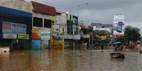 Jakarta Diguyur Hujan Sabtu Pagi Ruas Jalan Dan Rt Tergenang