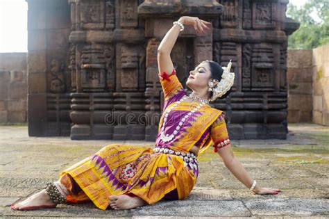 Danza India Joven Y Hermosa Bailarina India En La Postura De La Danza