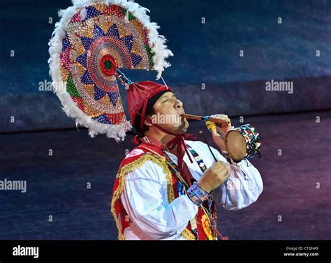 El hombre mexicano toca la flauta y el tambor en Xcaret es México