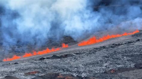 Hawaiis Mauna Loa Worlds Largest Active Volcano Erupts For The First Time In Nearly Four