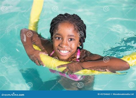 Natation Mignonne De Petite Fille Dans La Piscine Image Stock Image