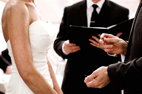 Master Of Ceremonies How To Be A Good Wedding Officiant Wedding