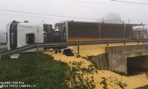 Accident In Bihor Un Tir Cu Porumb S A Rasturnat Soferul A Trebuit