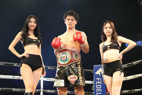 ＜wbo－ap スーパーウェルター級タイトルマッチ 井上・マットサリ＞試合を制しラウンドガールと記念撮影をする井上（撮影・大城 有生希