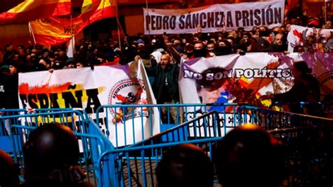 Espa A Tensi N En Las Calles De Madrid Durante Protesta Contra S Nchez