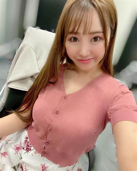 愛場れいらさんのインスタグラム写真 愛場れいらinstagram 「テーブルに乗せちゃう🐰 あざとっかー💓 Tiktok12万人ありがとー あざとい一人芝居グラビア続けてくよ