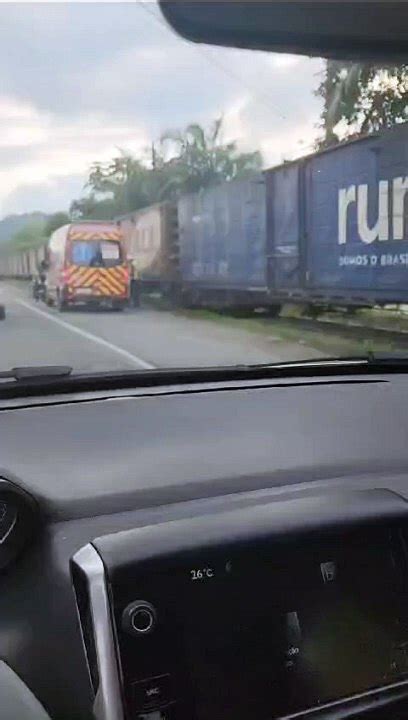 VÍDEO Carro bate contra trem ao tentar cruzar ferrovia em SC Vídeo