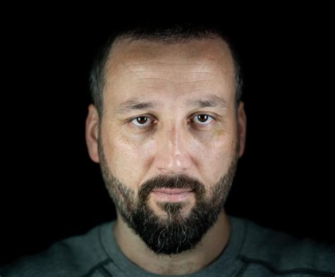 Retrato De Homem De 40 Anos Em Um Fundo Preto Foto De Alta Qualidade