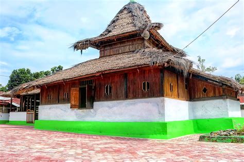 Masjid Tua Wapauwe Di Maluku Tengah Atourin