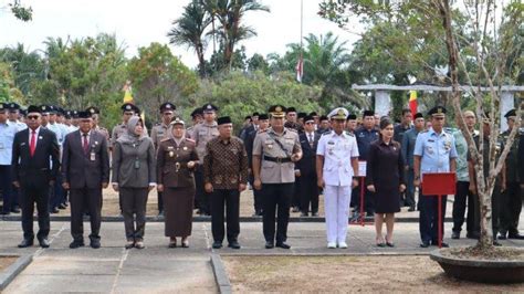 Menghormati Pahlawan Polres Landak Upacara Hari Berkabung Di Makam