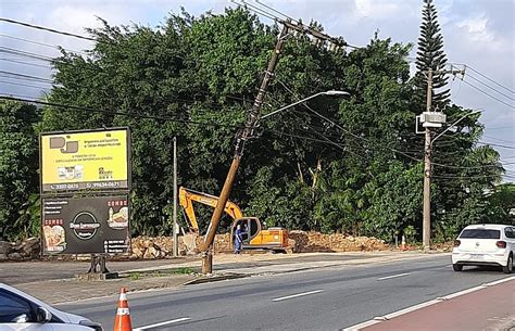 Caminh O Enrosca Na Fia O El Trica E Quebra Poste Em Jaragu Do Sul