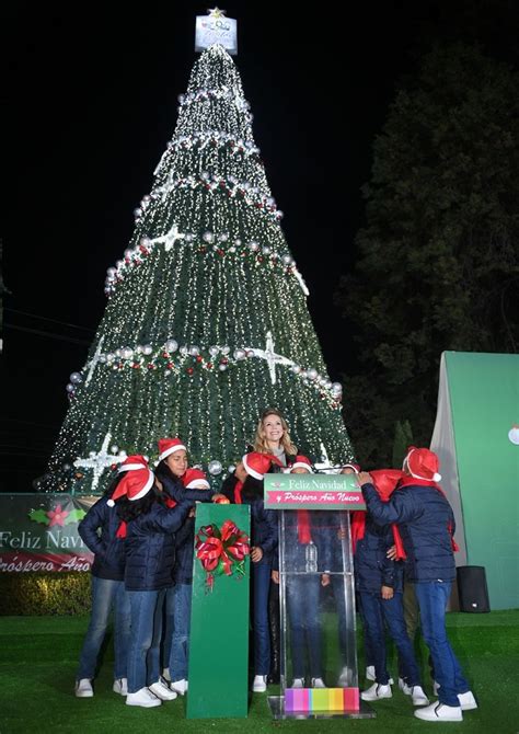 Enciende Fernanda Castillo De Del Mazo Rbol Navide O De La Familia