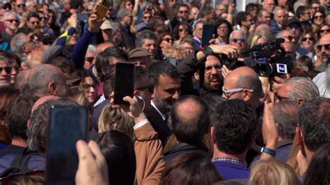 Gi Le Mani Da Bari Antonio Decaro Arriva In Piazza Fiume Di