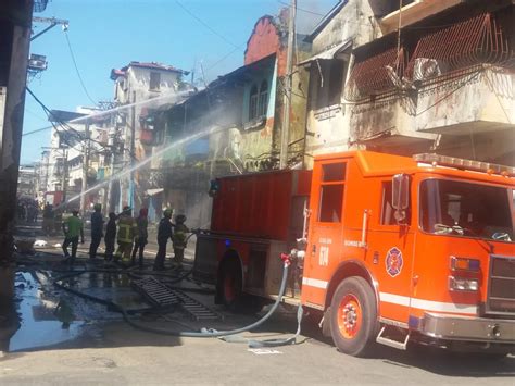 Voraz incendio consume caserón en Colón Videos Critica